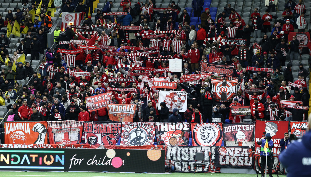 "Ερυθρόλευκη" τρέλα και στο κρύο - Πάρτι από 700 οπαδούς Ολυμπιακού (Vid)