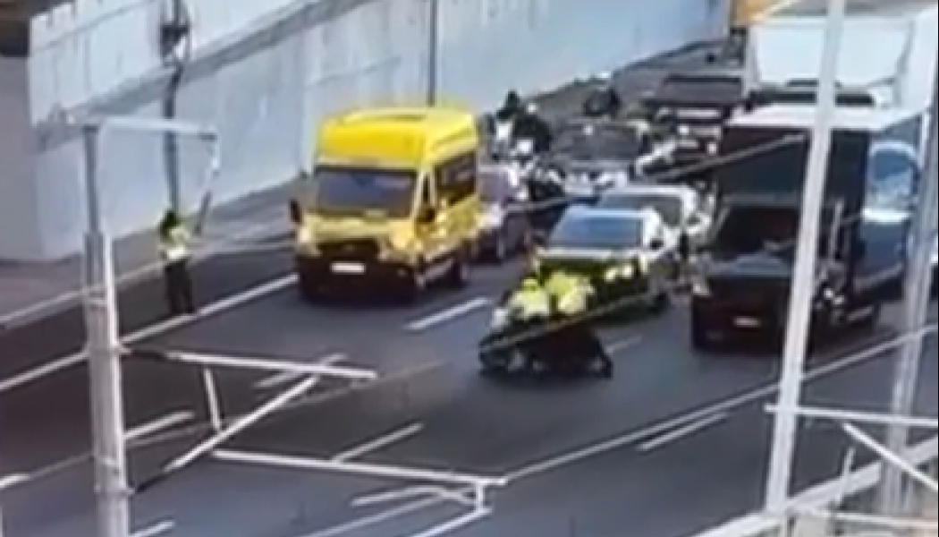 Μοτοσικλετιστής παρέσυρε τροχονόμο στην Αττική Οδό - Δείτε το βίντεο