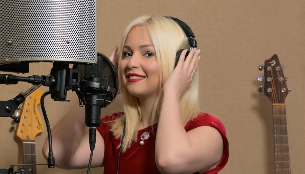 Η Κυριακή Δερέμπεη τραγουδάει τη "Μοίρα Μου"