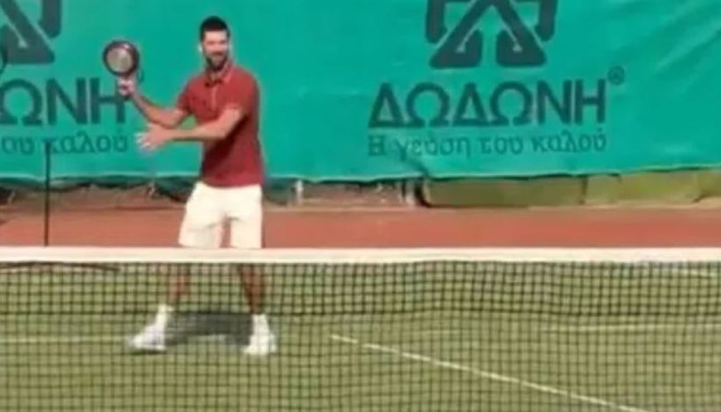 Ο Τζόκοβιτς παίζει με... τηγάνι αντί ρακέτας στο Καβούρι (ΒΙΝΤΕΟ)