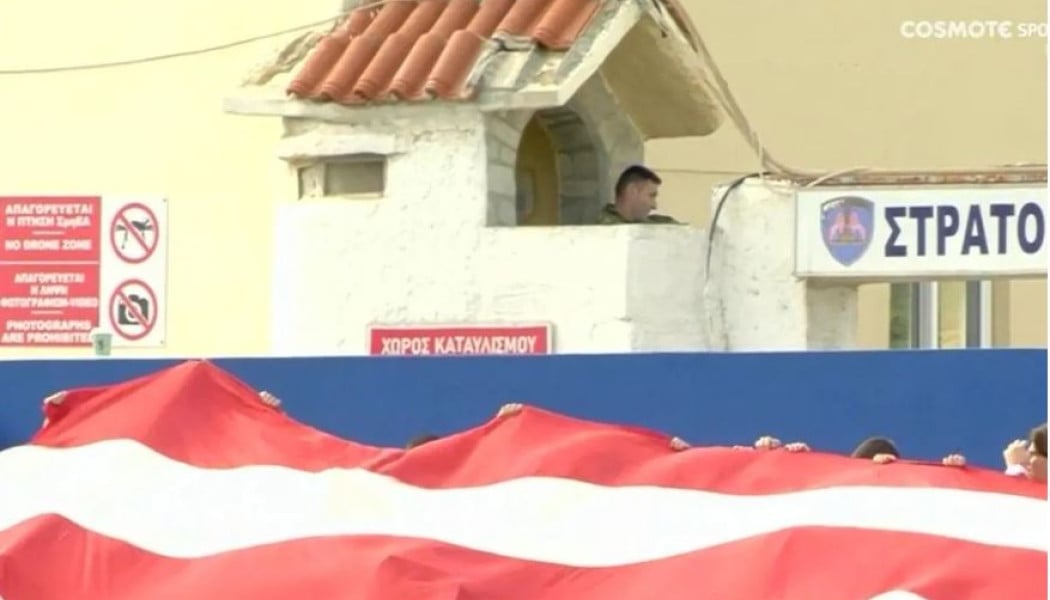 Στρατιώτης… θεατής από τη σκοπιά! Το ιδιαίτερο στιγμιότυπο στη Σύρο (Vid)