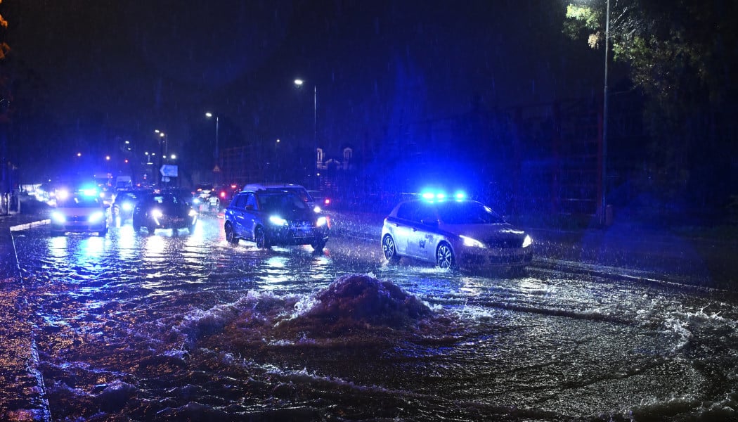 Η κακοκαιρία Byron συνεχίζει να πλήττει με σφοδρότητα τη χώρα