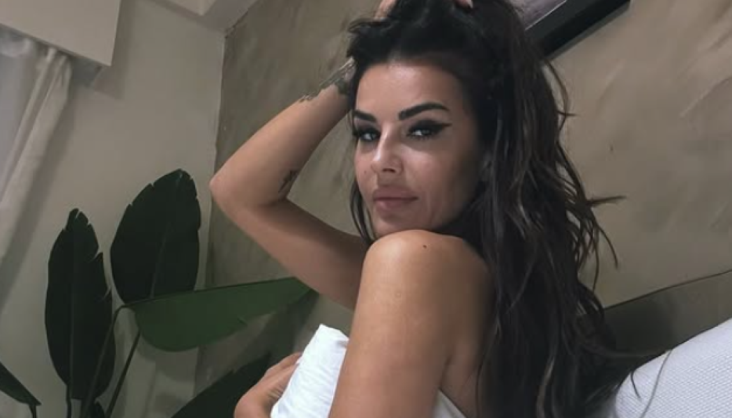 Κορμάρα η Κολέτσα: Υποδέχτηκε τον Δεκέμβριο στην παραλία! (ΦΩΤΟ)