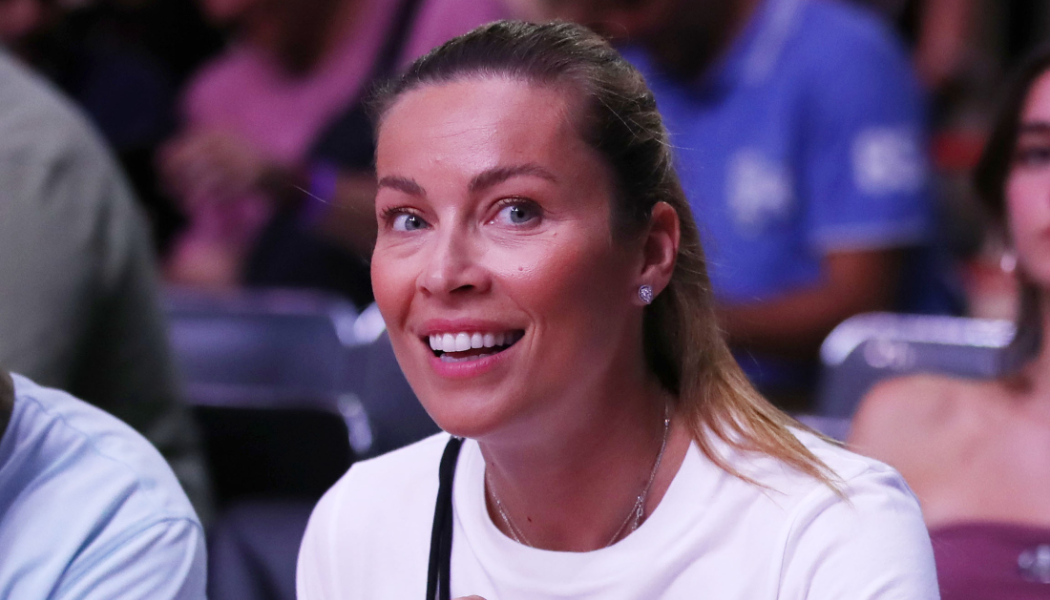 Κούκλα η Χρουσαλά με κόκκινο φόρεμα - Η φωτό που πρέπει να δεις!