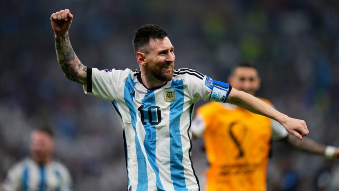 Συγκίνηση: Τι ψιθύρισε στον ουρανό ο Μέσι πριν το νικητήριο πέναλτι της Αργεντινής στον τελικό (Vid)