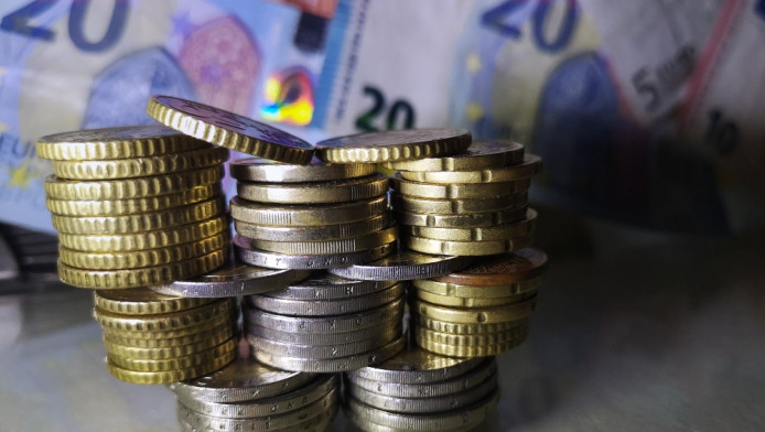 "Σκάει" επίδομα 960 ευρώ: Ποιοι είναι οι δικαιούχοι και πότε το παίρνουν