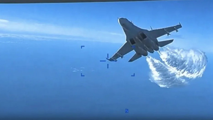 Ντοκουμέντο! Δείτε πως το ρωσικό μαχητικό έριξε το αμερικανικό drone στον Εύξεινο Πόντο (BINTEO)