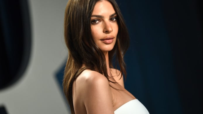 Το έκανε ξανά - Η Emily Ratajkowski... γδύθηκε με αποκαλυπτικό revenge dress δια χειρός Celia Kritharioti (ΦΩΤΟ)