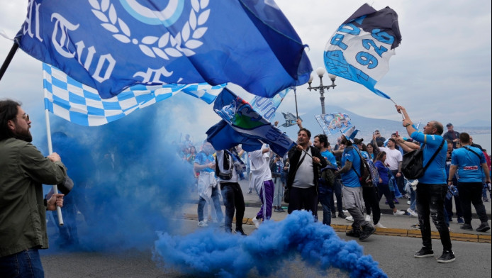 Η οδύσσεια μιας φιέστας: Χαμός στη Νάπολι - Ο απίθανος λόγος που πληρώνουν οι οπαδοί