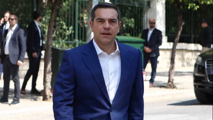 Τον περιμένουν στο συνέδριο του ΣΥΡΙΖΑ κι αυτός πήγε στο ΠΑΟ-ΠΑΟΚ - Ο Τσίπρας στις κερκίδες της Λεωφόρου (ΒΙΝΤΕΟ)