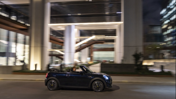 Γιατί δεν «αγχώνονται» όσοι οδηγούν το MINI Cooper SE Cabrio στο Λονδίνο!