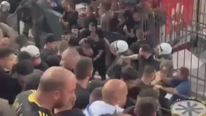 Νέο βίντεο από την ένταση μεταξύ Αστυνομίας και οπαδών της Μπεϊτάρ στην Τούμπα