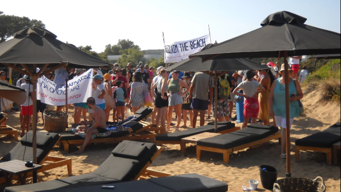 Χαμός στην Πάρο - Παρέμβαση πολιτών σε beach bar που έχει καταλάβει την παραλία (ΦΩΤΟ)