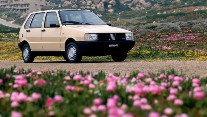 Μυθικό αυτοκίνητο! Γιατί το Fiat Uno είχε βάλει τα ...«γυαλιά» στους αντιπάλους του 