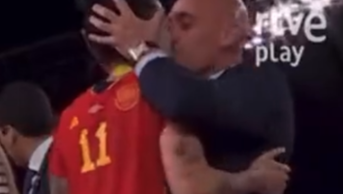 Σάλος στην Ισπανία - Ο Πρόεδρος της Ομοσπονδίας φίλησε στο στόμα παίκτρια στην απονομή του Μουντιάλ! (Vid)
