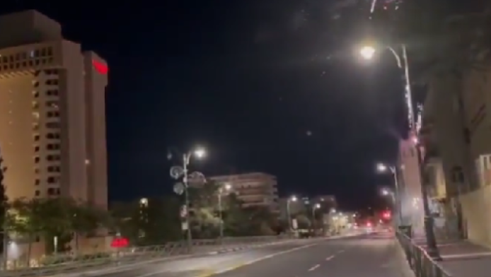 Η στιγμή που οπαδοί της Μπεϊτάρ πετούν πυροτεχνήματα έξω από το ξενοδοχείο του ΠΑΟΚ! (ΒΙΝΤΕΟ)