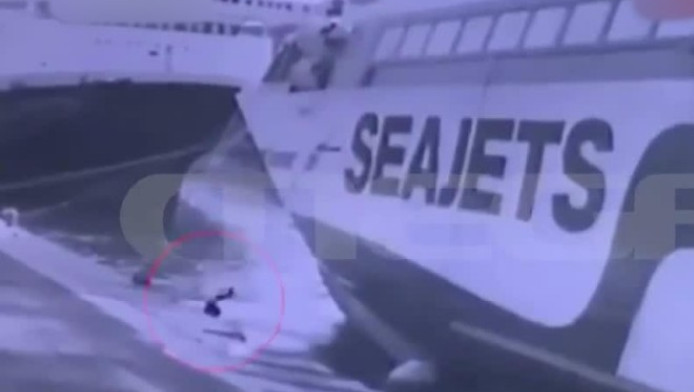 Βίντεο ντοκουμέντο: Η στιγμή που οι δύο ναυτικοί πέφτουν στη θάλασσα