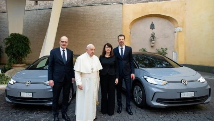 Τι θέλει η VW με τον Πάπα στο Βατικανό