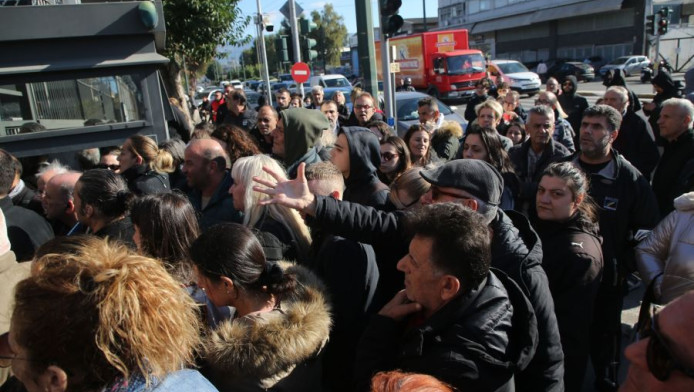 Χαμός στο Αλλαδαπών - Γονείς παρακαλούν να δουν τα παιδιά τους που κρατούνται για τα επεισόδια στου Ρέντη