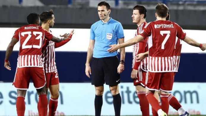 "Κανείς δεν καταλαβαίνει τι κάνει ο Καρβαλιάλ - Ευτυχώς που σωθήκαμε με το VAR - Μανούχοι... κοιλαράδες"!