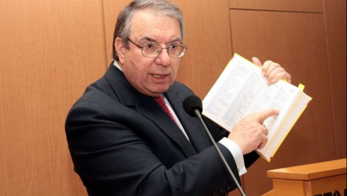 Ο Μπαμπινιώτης προειδοποιεί: Η λέξη με τα 5 γράμματα που στη γενική της, τη σκοτώνουν 2/3 Έλληνες
