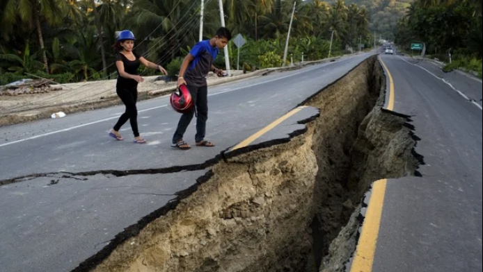 Νέο χτύπημα του Εγκέλαδου: Ισχυρός σεισμός 7,1 Ρίχτερ συγκλόνισε στις Φιλιππίνες