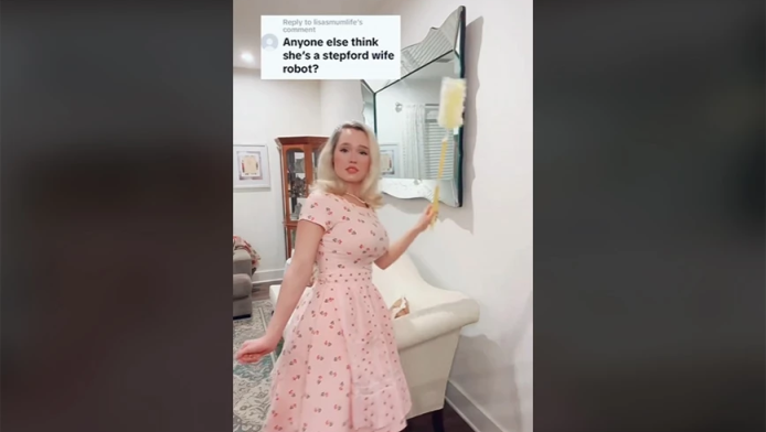 Τρέλες! Η παραδοσιακή νοικοκυρά που θέλει να υποτάσσεται στον σύζυγο - Μισεί το διαζύγιο, αγαπάει το μαγείρεμα