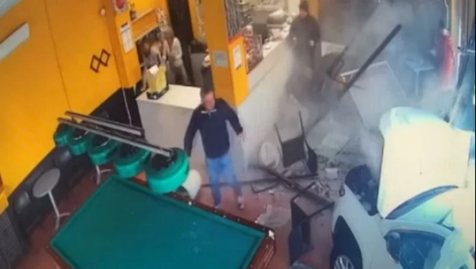 Σοκαριστικό BINTEO: Αμάξι "μπουκάρει" σε καφετέρια - Έτρεχε με 115 χλμ/ώρα 