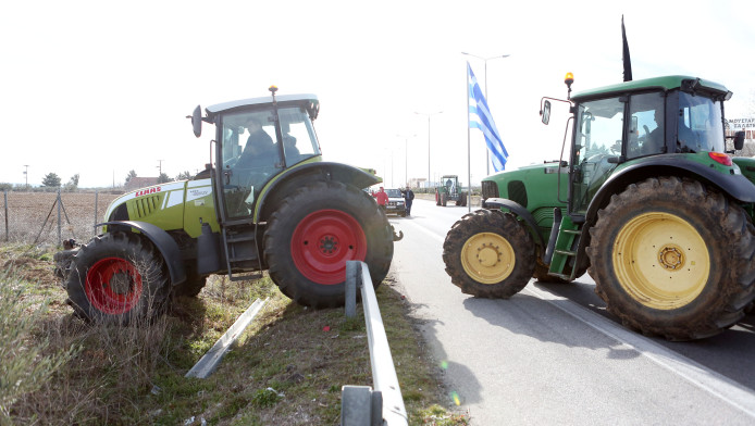 "Απαντούν" οι αγρότες - Τρακτέρ στο κέντρο της Αθήνας και μπλόκα στις Εθνικές Οδούς - Κρίσιμη σύσκεψη 