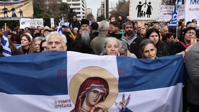 Συγκέντρωση στο Σύνταγμα για τα ομόφυλα ζευγάρια με ελληνικές σημαίες και πανό... έκπληξη (ΦΩΤΟ)