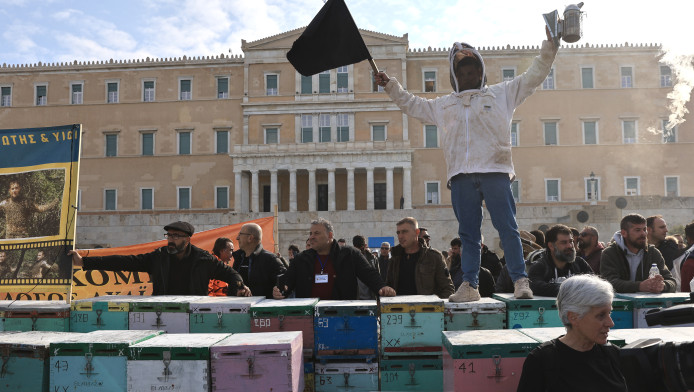 Μελισσοκόμοι: Διαμαρτυρία με καπνούς στο Σύνταγμα - Μικροεντάσεις και κυκλοφοριακό χάος (pics-vids)