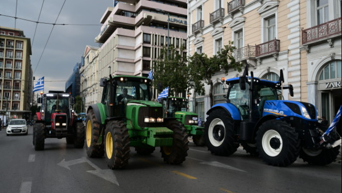 "Βούλιαξε" το Σύνταγμα από αγρότες - Έξω από τη Βουλή τα τρακτέρ (ΒΙΝΤΕΟ)