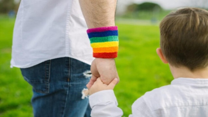 Νομοσχέδιο ομόφυλων ζευγαριών: Έρχεται κατάργηση των όρων «πατέρας» και «μητέρα»; 