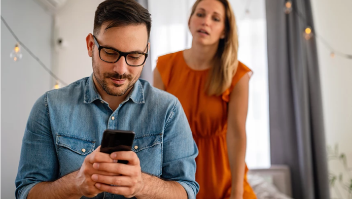 Η επιστήμη μίλησε: Τι είναι το FOMO και πώς συνδέεται με υψηλά ποσοστά απιστίας
