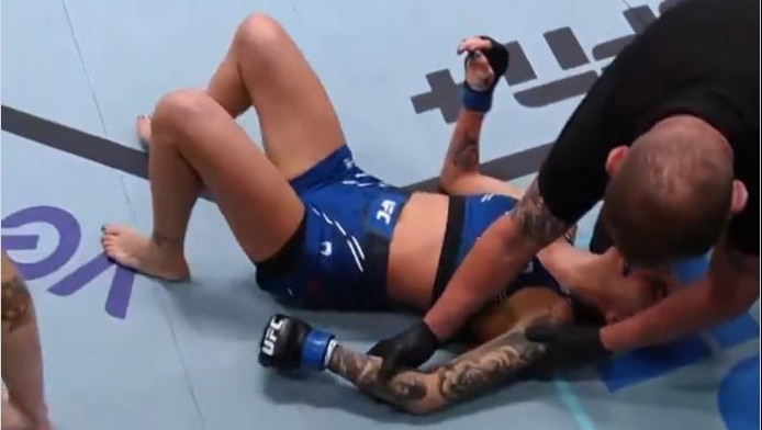 Σκληρό τέλος σε γυναικείο αγώνα στο UFC:  Ούρλιαξε από τον πόνο (ΒΙΝΤΕΟ)
