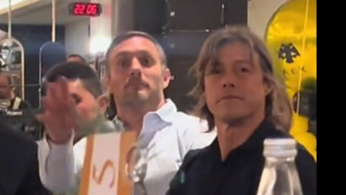 Έκανε... χαμό η "συμμορία" του Αλμέιδα - Ο λουλουδοπόλεμος, το τραγούδι με τον Κιάμο και ο χορός (ΒΙΝΤΕΟ)