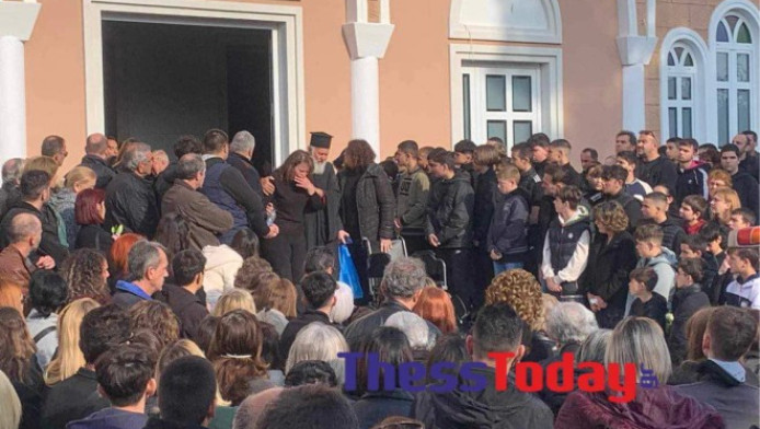 Σπαραγμός στην κηδεία του 15χρονου φιλάθλου του ΠΑΟΚ - "Είναι άδικο!" (ΒΙΝΤΕΟ)