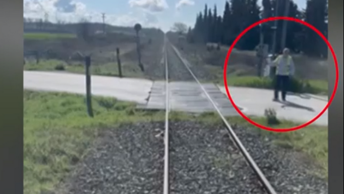 Απίστευτο σκηνικό στις Σέρρες: Μηχανοδηγοί σταματούν μόνοι τους τα τρένα για να περάσουν τα φορτηγά (Vid)
