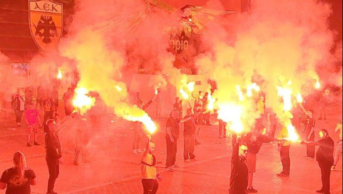 Δεν ξανάγινε τέτοιο σκηνικό - Οπαδοί της ΑΕΚ έκαναν τη νύχτα μέρα για τα γενέθλια των 100 χρόνων (ΒΙΝΤΕΟ)