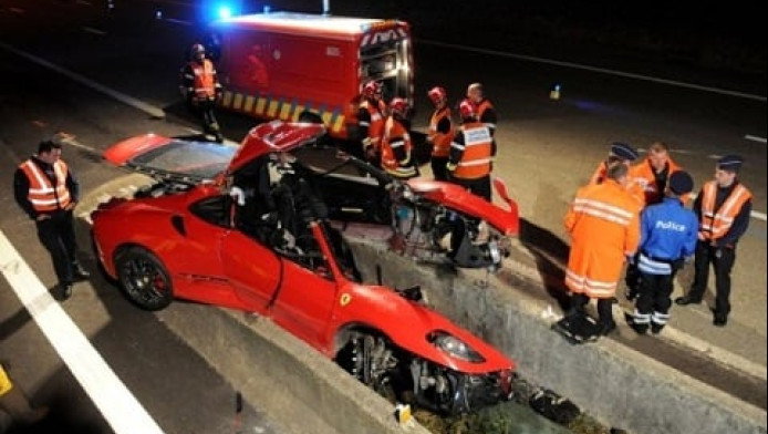 Σοκ: DJ και μοντέλο κάηκαν ζωντανοί μέσα σε Ferrari - Κόπηκε στη μέση από μπάρες! (ΒΙΝΤΕΟ)
