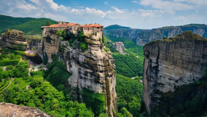 Η ιστορική μονή στα Μετέωρα που τα έβαλε με τον Τζέιμς Μποντ