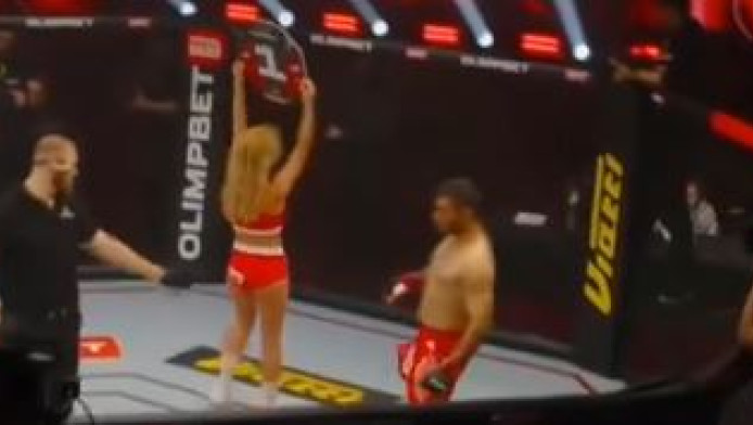 Αθλητής έριξε κλωτσιά στα οπίσθια σε ring girl (ΒΙΝΤΕΟ)