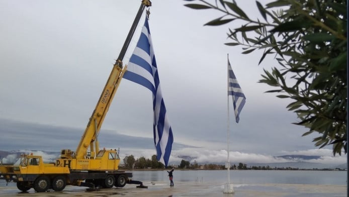 Συνελήφθη άτομο που αφαίρεσε ελληνική σημαία από κατάστημα στην Κομοτηνή