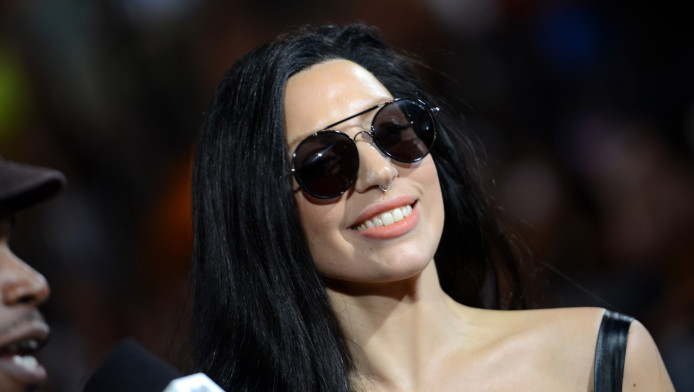 Lady Gaga: Το φόρεμά της στο κόκκινο χαλί θύμιζε… ανταλλακτικό αυτοκινήτου