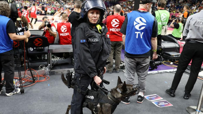 Αστυνομικοί και σκυλιά περικύκλωσαν τον πάγκο του Ολυμπιακού!
