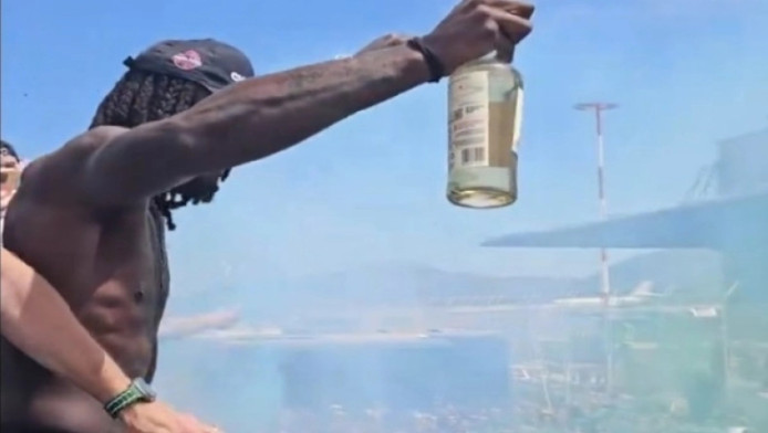Τρέλα Λεσόρ: Ημίγυμνος με μπουκάλι ουίσκι και καπνογόνο στο πούλμαν! (Vid)