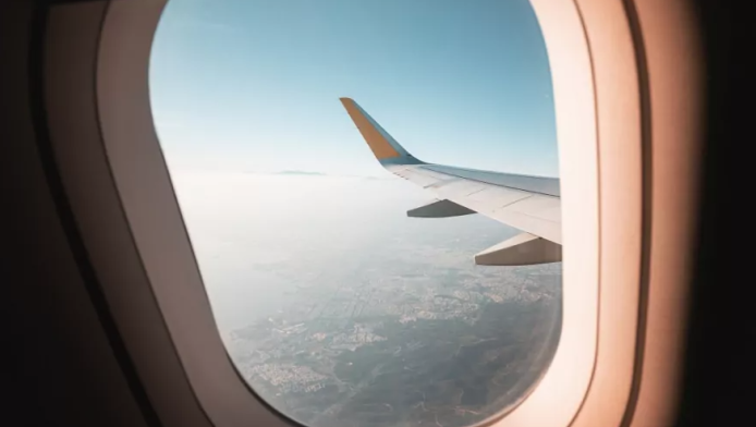 Γιατί τα παράθυρα στα αεροπλάνα έχουν μια μικρή τρύπα