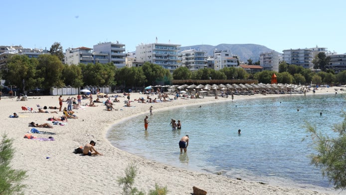Κοσμοσυρροή στις παραλίες της Αττικής - Ανεβαίνει κι άλλο η θερμοκρασία