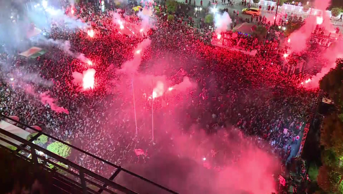 Πανικός στον Πειραιά από τους οπαδούς του Ολυμπιακού! (ΒΙΝΤΕΟ)