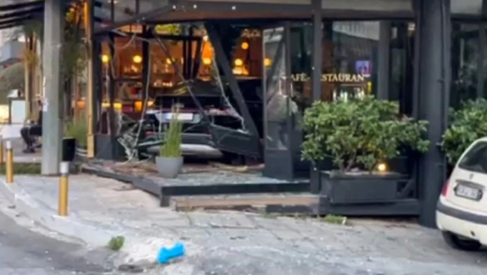 Λεωφόρος Συγγρού: Μαρτυρία για το αυτοκίνητο που μπούκαρε σε καφετέρια